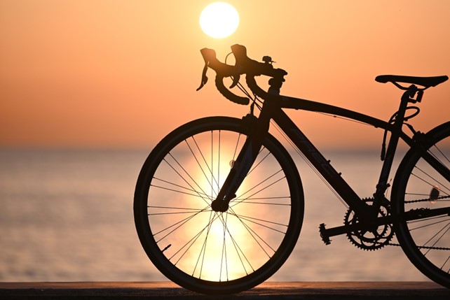 Vélo au coucher du soleil en bord de mer