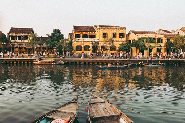 Vietnam pirogues sur l'eau à Hôi An